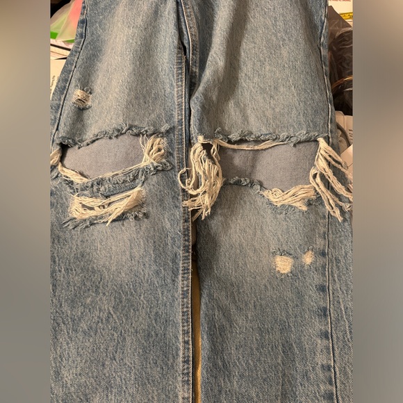 We the Free Distressed Jeans great fit. The distressing is on point Sz 26 - Picture 7 of 8